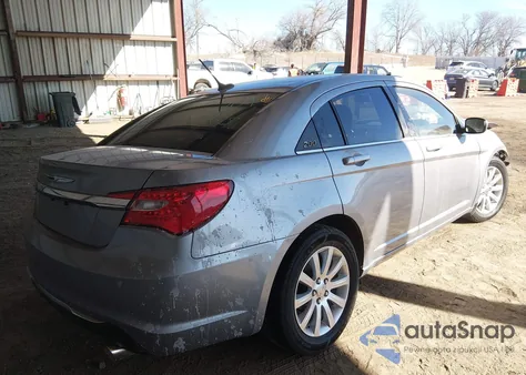 2013 Chrysler 200 Touring z USA, uszkodzony, nr VIN 1C3CCBBG3DN678071